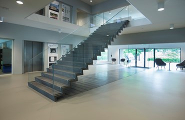 Ultra-thin hybrid staircase